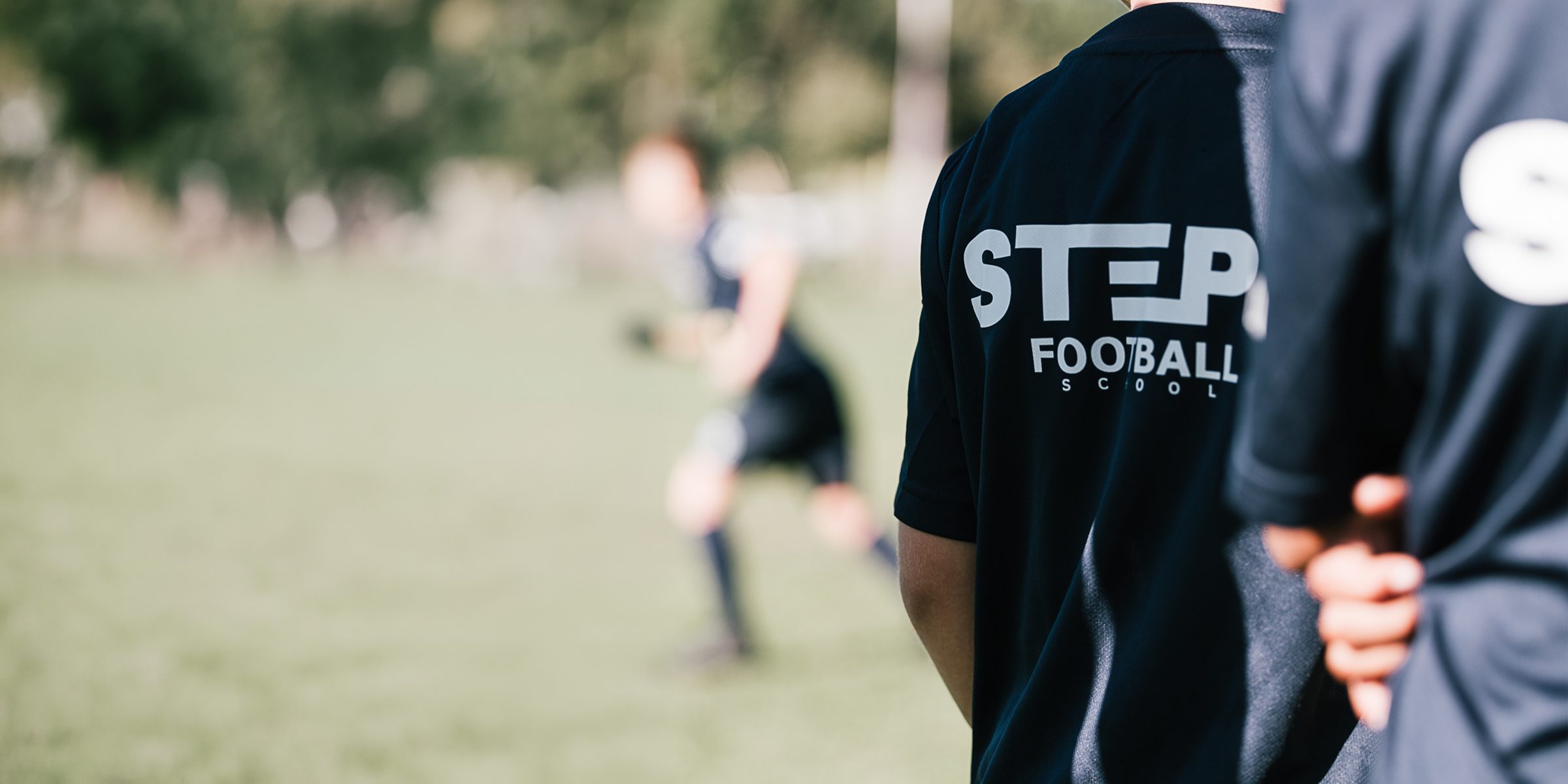 Des enfants en maillot STEPS à l'entraînement